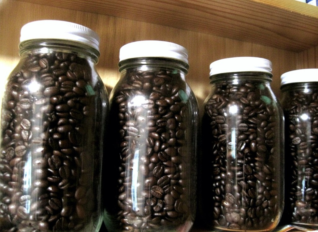 自家焙煎したコーヒー豆の保管棚